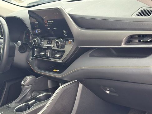 Used 2023 Toyota Highlander Bronze Edition image 28