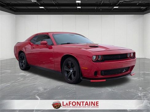 Used 2015 Dodge Challenger SXT image 7