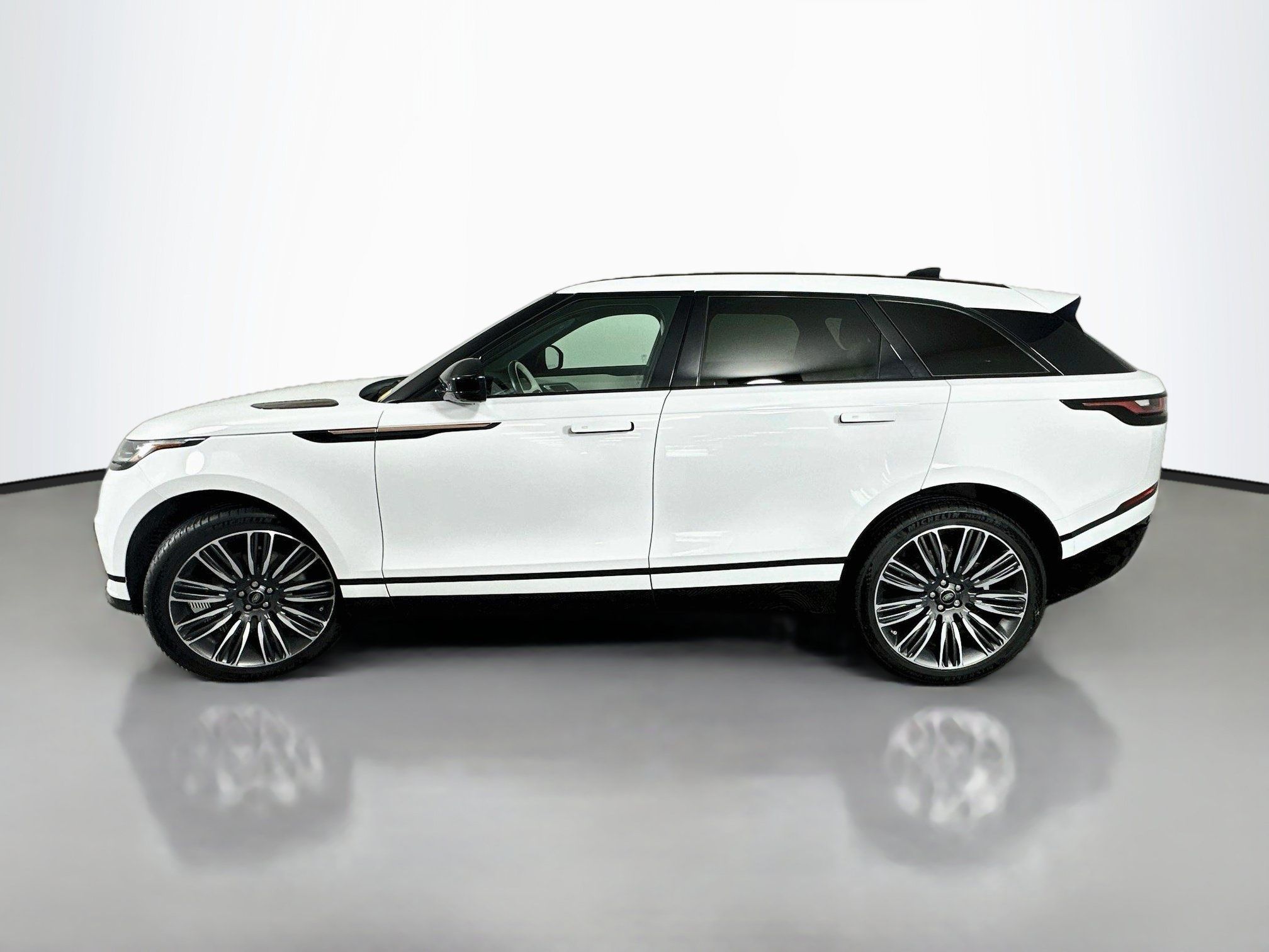 Used 2022 Land Rover Range Rover Velar R-Dynamic S AWD/4WD image 4