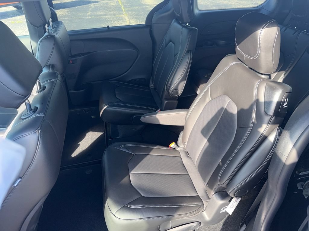 New 2027 Chrysler Pacifica Select w/ Family Tech Group FWD image 10