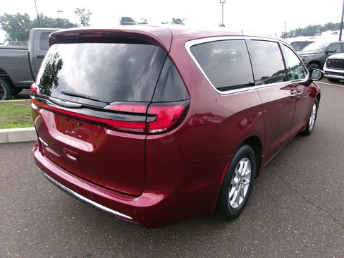 Used 2023 Chrysler Pacifica Touring-L FWD image 3