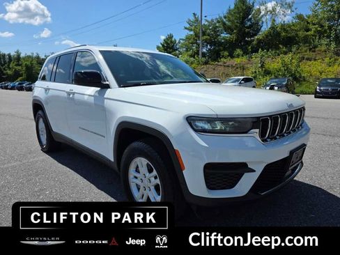 Used 2024 Jeep Grand Cherokee Laredo AWD/4WD image 3