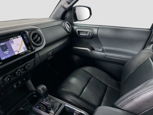Used 2019 Toyota Tacoma TRD Sport AWD/4WD image 24