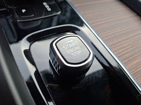 Certified 2022 Volvo XC60 B5 Momentum w/ Climate Package image 24