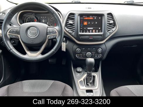 Used 2016 Jeep Cherokee Latitude AWD/4WD image 2