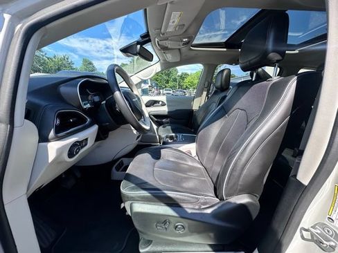 Used 2020 Chrysler Pacifica Limited w/ Advanced Safetytec Group FWD image 23