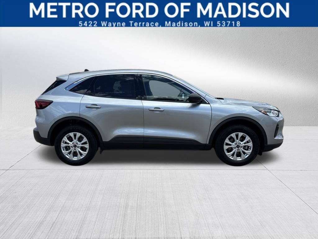 Used 2024 Ford Escape Active AWD/4WD image 2