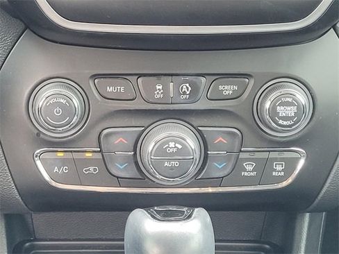 Used 2019 Jeep Cherokee Latitude Plus image 21