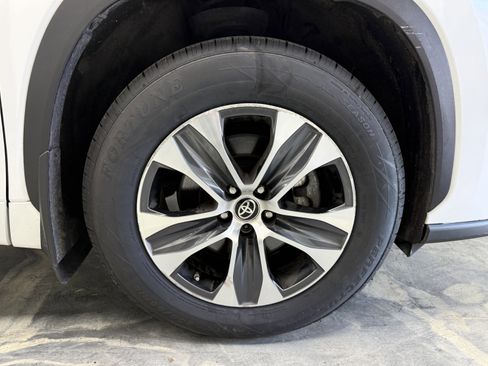 Used 2024 Toyota Highlander XLE image 30