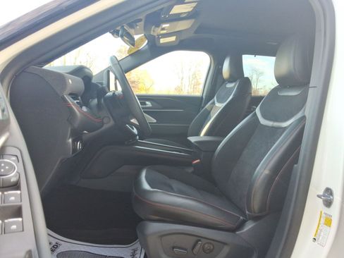 Used 2025 Ford Explorer ST image 28