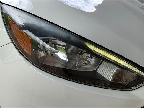 Used 2018 Ford Focus SE w/ SE Appearance Package FWD image 29
