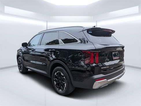 Used 2025 Kia Sorento S image 5