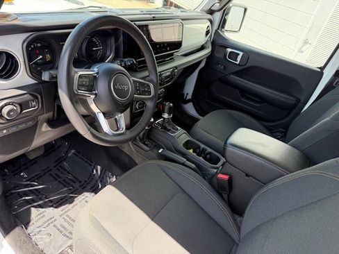 Used 2024 Jeep Wrangler Unlimited Sahara AWD/4WD image 2