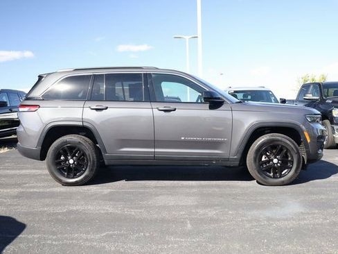Used 2024 Jeep Grand Cherokee Laredo X image 4