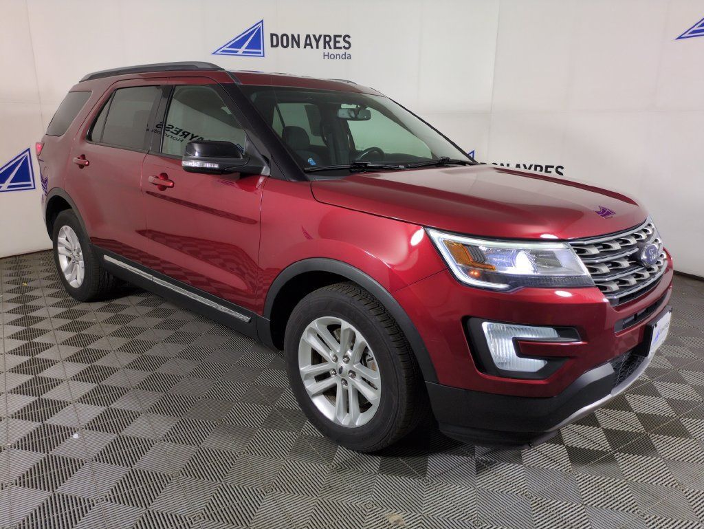 Used 2017 Ford Explorer XLT w/ Equipment Group 201A FWD image 9