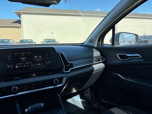 Used 2025 Kia Sportage LX image 35