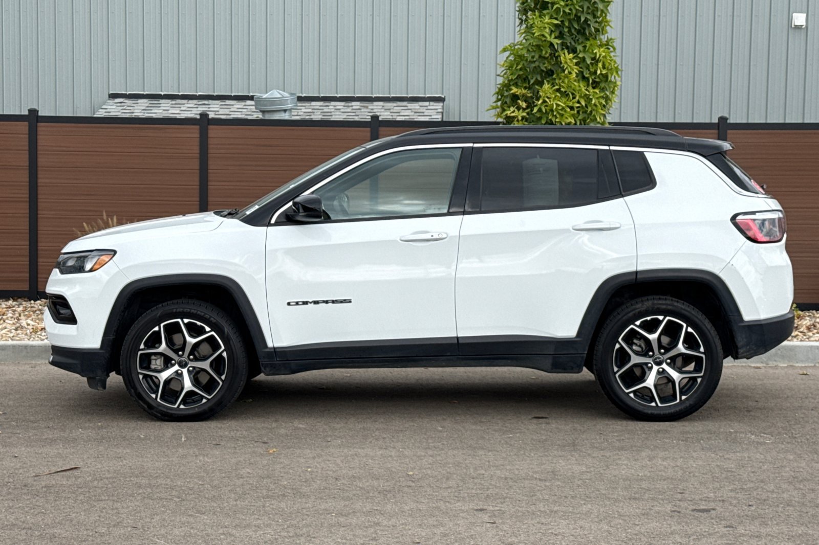 Used 2025 Jeep Compass Limited AWD/4WD image 10