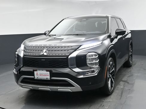 Used 2023 Mitsubishi Outlander SE image 1