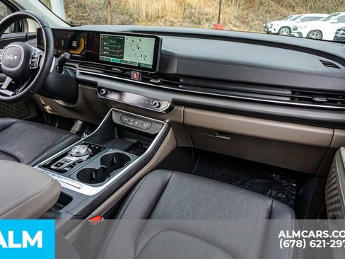 Used 2025 Kia Carnival EX image 27