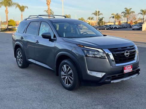 New 2025 Nissan Pathfinder SL image 2