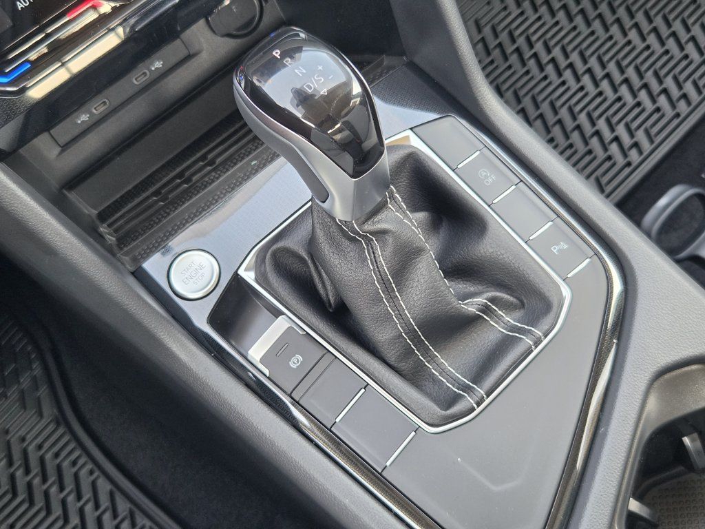 New 2027 Volkswagen Taos SE FWD image 18