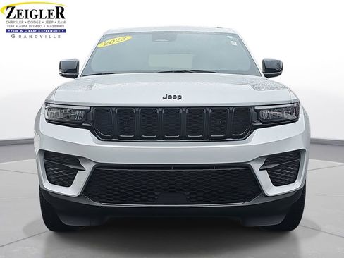 Used 2023 Jeep Grand Cherokee Altitude image 2