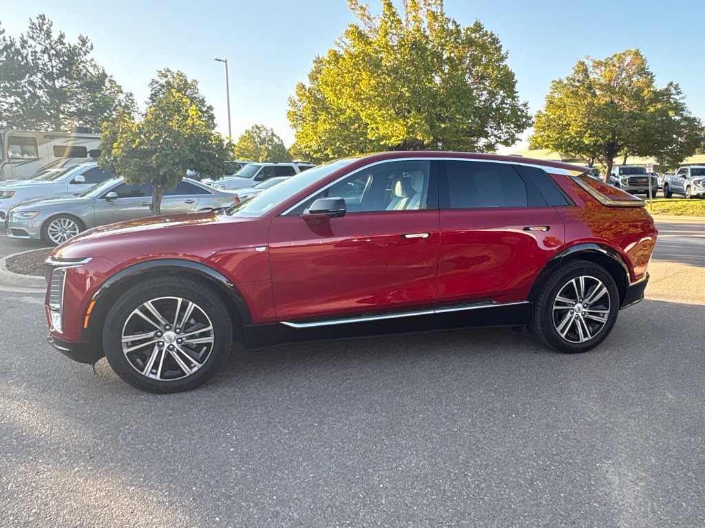 Used 2024 Cadillac Lyriq Luxury AWD/4WD image 2