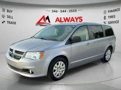 Used 2018 Dodge Grand Caravan SE w/ UConnect Hands-Free Group
