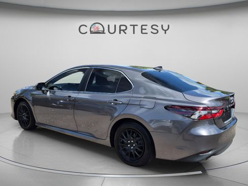 Used 2022 Toyota Camry LE FWD image 5