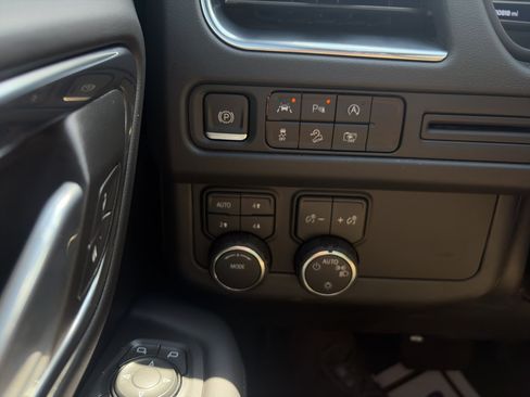 Used 2024 Chevrolet Tahoe Z71 w/ Luxury Package AWD/4WD image 19