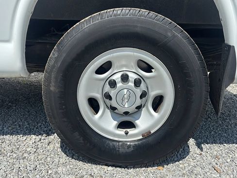 Used 2017 Chevrolet Express 2500 RWD image 2