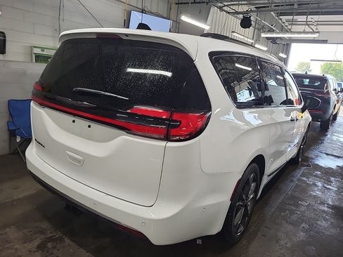 Used 2024 Chrysler Pacifica Touring-L w/ Uconnect Theater Family Group FWD image 6