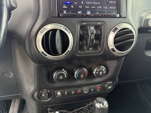 Used 2016 Jeep Wrangler Unlimited Sahara w/ Connectivity Group AWD/4WD image 23