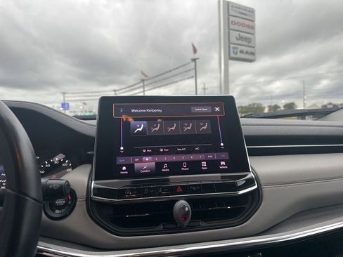 Used 2022 Jeep Compass Limited image 9