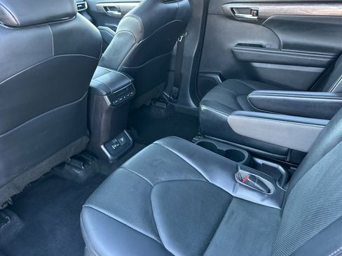 Used 2023 Toyota Highlander Limited image 11