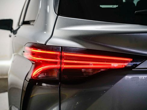 Used 2021 Toyota Sienna Limited image 10