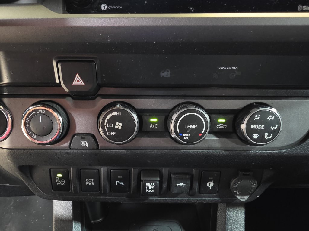 Used 2020 Toyota Tacoma TRD Off-Road w/ Technology Package AWD/4WD image 33