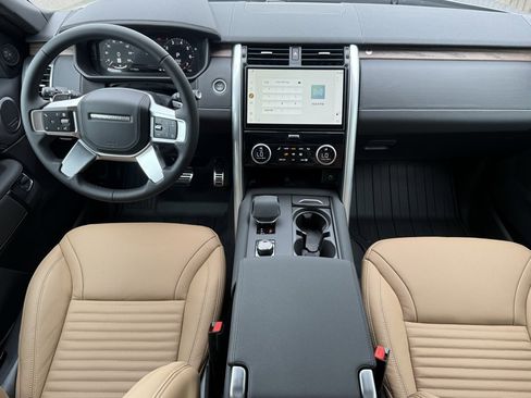 New 2025 Land Rover Discovery Dynamic SE image 16