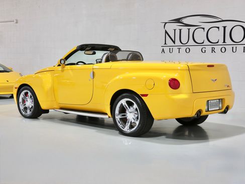 Used 2005 Chevrolet SSR w/ Preferred Equipment Group image 30