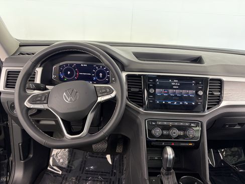 Used 2023 Volkswagen Atlas SE w/ Panoramic Sunroof Package FWD image 3