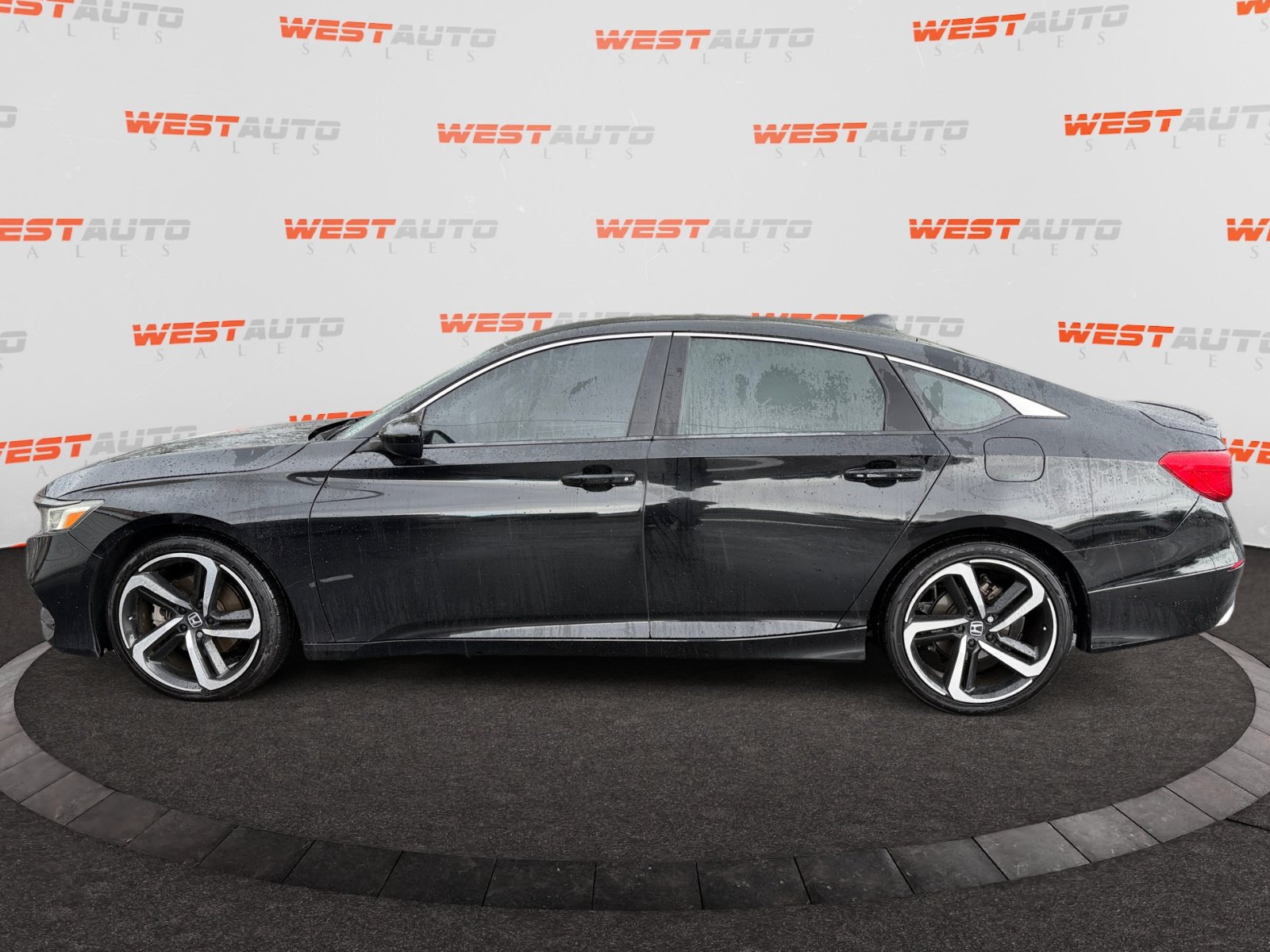 Used 2018 Honda Accord Sport image 2