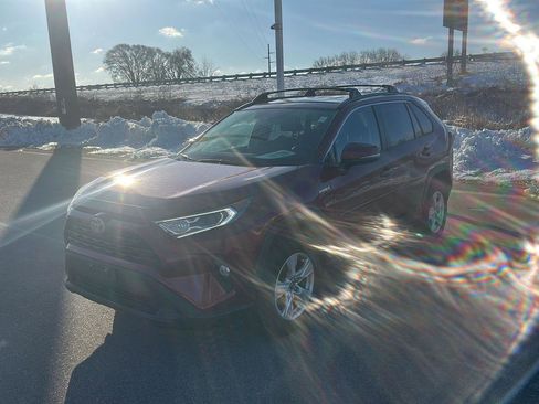 Used 2020 Toyota RAV4 XLE w/ XLE Grade Weather Package image 7