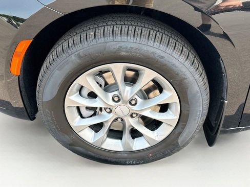 New 2027 Chrysler Pacifica Select AWD/4WD image 33
