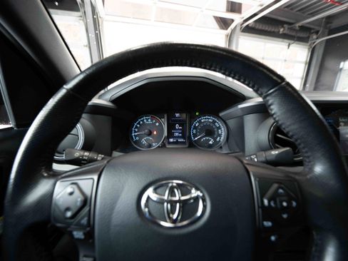 Used 2019 Toyota Tacoma TRD Off-Road image 15