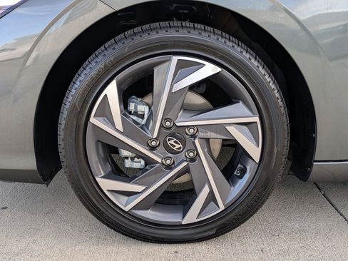 Used 2025 Hyundai Elantra SEL image 31