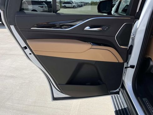 Used 2024 Cadillac Escalade Premium Luxury w/ Performance Package image 18