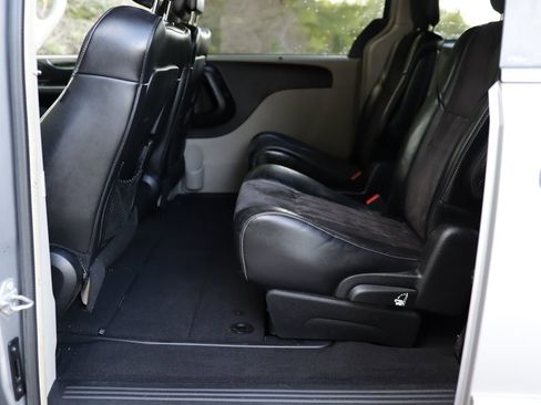 Used 2014 Chrysler Town & Country Touring-L FWD image 38