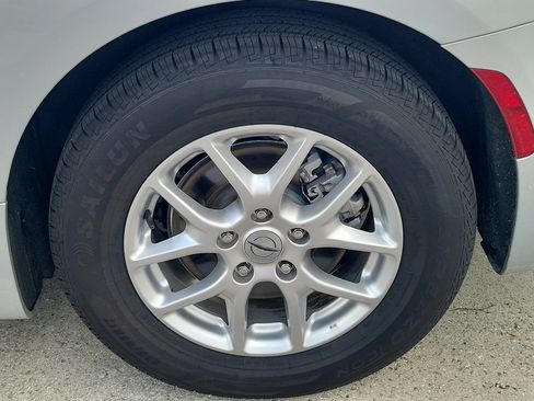 Used 2024 Chrysler Pacifica Touring-L FWD image 8