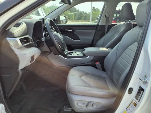 Used 2020 Toyota Highlander XLE FWD image 16