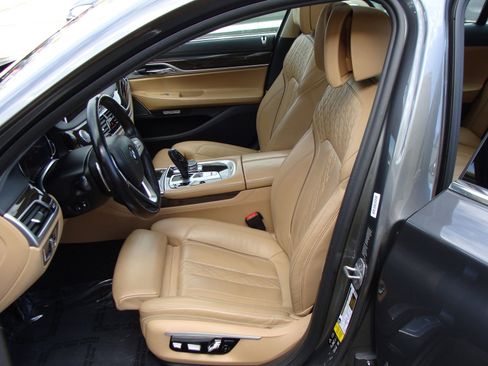 Used 2017 BMW 750i xDrive image 7